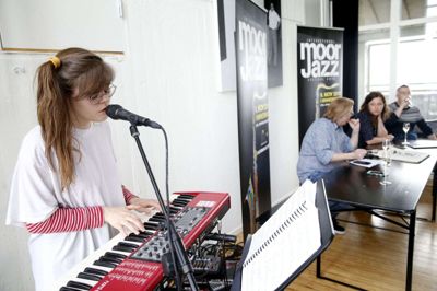 Sofie Bach, der på billedet spillede til præsentationen af Moorjazz Festival, er kommet med i DR’s Karrierekanonen. Foto: Flemming Hansen