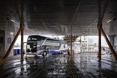 Passagererne skal nu vælge den rigtige bus, når de i fremtiden stiger om bord på færgernes vogndæk. Foto: PR-foto