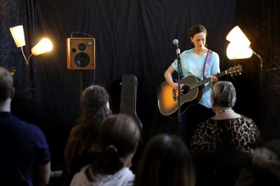 Mathilde Falch gav koncert foran patienter, pårørende og personale på psykiatrisk afdeling på sygehuset i Herning. Foto: Henrik Ole Jensen