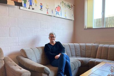 Anette Nord i missionshusets dagligstue, som snart bliver den ukrainske families for en tid. Hun har taget initiativ til indsamlingen, og hvis der er en ting, hun stadig godt kan bruge, så er det badetøj til familien. - Vi har en svømmehal i byen, og som de nok gerne vil bruge for at få tiden til at gå lidt, siger hun. foto: Ida TRue Berg