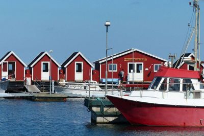 De små fiskehytter på Læsø minder næsten om de lidt større af slagsen på havnen i Skagen.