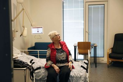 78-årige Else Sørensen har kun positive ting at sige om sit »ophold« på Regionshospitalet Gødstrup. Det gælder både enestuen og personalet, fortæller hun med et smil. Foto: Malene Tswai
