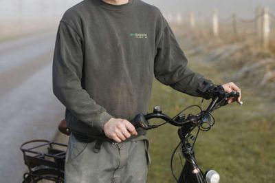 Hver morgen fem dage om ugen tager Morten Sivertsen sin cykel og kører fra Dejbjerg til Vorgod-Barde for at passe sit arbejde. Det er en tur på næsten 30 kilometer hver vej, men for den unge fleksjobber er det fysisk træning med vilje, for han kunne godt tage et kørekort, men har ikke et, og så er cyklen jo et godt alternativ. Foto: Malene Tswai
