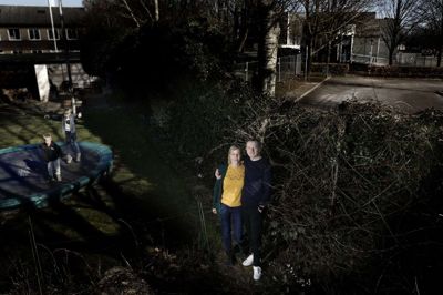 Ditte Toft Heskjær og Kim Toft bor sammen med børnene Daniel og Emil lige op ad Markedspladsen, hvor byens udsatte holder til. Det har gennem det seneste par år givet anledning til en del utryghed, så familien håber, at Herning Kommune snart vil komme med en plan for, hvordan både de udsatte og naboerne kan trives i området. Foto: Henrik Ole Jensen