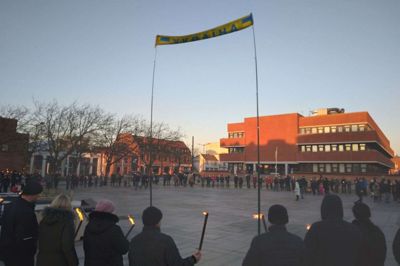 Da solen fredag gik ned over Ikast, brændte de mange fakler videre. Foto: Michael Holmgaard Christiansen