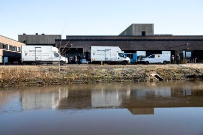 Der er tjek på sagerne, når inventaret fra psykiatrien i Herning bliver flyttet ud på Gødstrup-hospitalet og ankommer ved den psykiatriske akutmodtagelse, der ligger i den sydøstlige del af det store hospitalskompleks. Selv vejret spiller med og byder tilsyneladende på forårssol ad libitum.