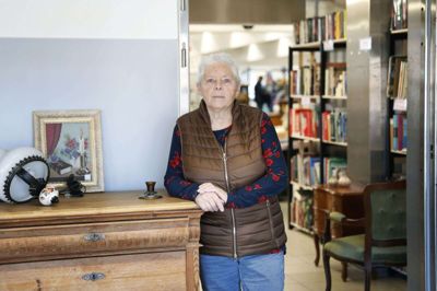 Til daglig arbejder Hanne Christensen som frivillig i Kirkens Korshærs genbrugsbutik i Lind, og når hun kommer hjem bliver hun opdateret på situationen i Ukraine, hvor hun har mange venner. Foto: Malene Tswai