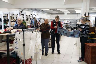 Der er 45 frivillige tilknyttet Kirkens Korshærs genbrugsbutik i Lind, og de arbejder i forskellige hold. Fra venstre: Ulla Hauge, daglig leder Hanne Christensen, Ebba Munk og Helga Hedegaard. Foto: Malene Tswai