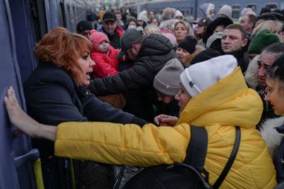 Der er stort pres på for at komme væk fra de mest krigsplagede områder i Ukraine. Foto: Bulent Kilic/AFP