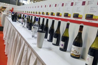 Der blev smagt mange vine på messen i Paris, og det var både vine fra nye producenter og nye årgange fra samarbejdspartnerne, som de to repræsentanter fra A Vinstouw smagte vine fra. Foto: Privatfoto