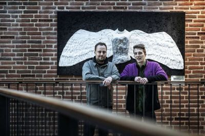 Ole Præst (t.v.) og Alexander Bie har haft et meget givende samarbejde. Fra de studerendes side er håbet, at Billedskolen og Aktivitetshuset kan samarbejde på tværs, og det harmonerer fint med Ole Præsts ønske om at skabe en mere almennyttig billedskole. Foto: Tom Laursen