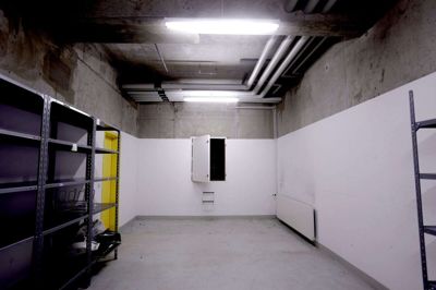 Der er beskyttelsesrum 588 steder i Herning Kommune, og flere af dem er under sygehuset i Herning. I kælderen under en af sengeafdelingerne er blandt andet dette sikringsrum, som er bygget med ekstra tykke betonvægge og en lem til en skakt, der fører op til jorden. Rummet ved siden af har fungeret som gymnastiksal, men er sikret på samme måde og har blandt andet en nødpumpe til at pumpe vand ud. Foto: Henrik Ole Jensen