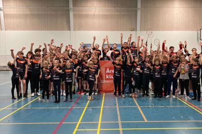 Snejbjerg Badmintonklub havde indkaldt spillere, forældre og frivillige til afsløringen af en stor nyhed, men kun formand Jonas Hansen vidste, hvad nyheden var. Der var stor jubel, da et kæmpe banner med teksten »Årets klub« rullede ind i hallen. Foto: PR-foto