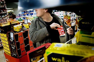 Detailhandlerne i gågaden mister store summer årligt på grund af butikstyverier. Nu overvejer Herning Cityforening af hyre faste detektiver til at patruljere. Foto: Kristian Brasen/Scanpix