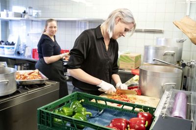 Den står på barbequemarineret kylling med ovnbagte timiankartofler og salat, når der i aften er fællesspisning i Hodsager Multicenter. Maria Andreassen (t.v.) og Sandie Callesen har også selv bagt de brownies, der er desserten. Foto: Tom Laursen