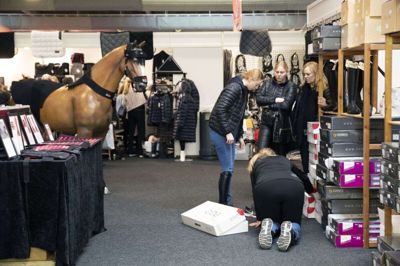 Det var lige med at finde de rigtige størrelser frem, når der skulle shoppes på messen, som endelig var tilbage efter et års »coronapause«. Foto: Malene Tswai