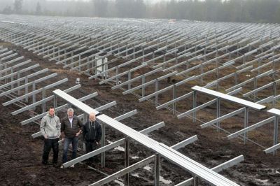 Peter Sveigaard (t.v.) og familiefirmaet Sveigaard Energy har travlt med solcelleprojekter i disse dage. Foto: Henrik Ole Jensen