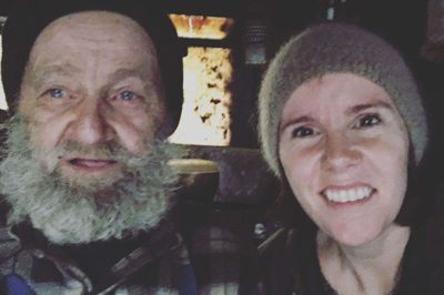 Guf sammen med journalist Majbrit Oddershede Bach, der lavede et portræt af den modne eneboer, der havde slået sig ned i en udtjent bus i en mose i pagt med naturen. Foto: Majbrit Odderhede Bach