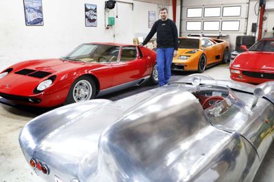 Thomas Sigh Nielsen ejer selv en Fiat Bravo og en BMW 530 plus et par reparationsprojekter. En Fiat Bravo kan sagtens fås for 20.000 kroner. Den Lamborghini Mura, han står ved her, er flere hundrede gange dyrere. Bag Thomas Sigh Nielsen en Lamborghini Diablo, og til højre en Lotus Eleven og en Ferrari F355 Spider. Foto: Henrik Ole Jensen