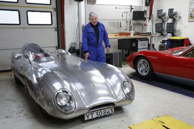 Det er ikke mange af disse Lotus Eleven, der ses på danske landeveje, men det er blandt de biler, som Steen Hansen og hans folk servicerer. Foto: Henrik Ole Jensen