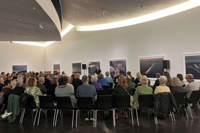 Cirka et hundrede deltagere havde fundet vej til kunstnersamtalen mellem Henrik Saxgren og Peter Høeg på Heart. Foto: Heart