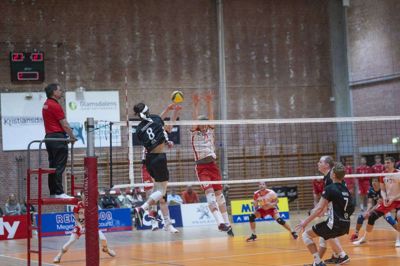 Ikast Volley Rams i aktion under nederlaget i Odense. Foto: Erik Kreuzfeldt