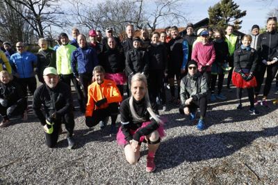 Klar til halvmaration nummer 100. Nina Vestergaard foran medlemmer af løbegruppen Runners Hammerum, som hun tog initiativ til, og som siden har bundet Hammerum og Gjellerup sammen og dannet grobund for mange nye venskaber og netværk. Foto: Henrik Ole Jensen
