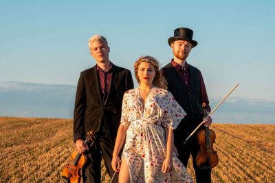 Brødrene Villads Littauer-Bendixen og Valdemar Littauer-Bendixen giver sammen med Taya Lukashova støttekoncert i Herning Kirke til fordel for Ukraine. Foto: Pr-foto