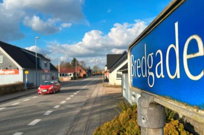Et hus på Bredgade i Feldborg dannede ramme om den uhyggelige sag fra sidste vinter. Det tiltalte par har været varetægtsfængslet i over et år og bor ikke længere i huset. Foto: Henrik Lind Jørgensen