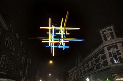 Kunstværket i gågaden i Herning lyser blåt og gult for Ukraine. Krigen i det østeuropæiske land berører mange borgere i Herning Kommune, hvor der gøres klar til at tage imod flygtninge. Foto: Tom Laursen