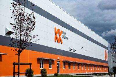Hos KK Wind Solutions A/S i Ikast har man iværksat en indsats for at hjælpe 385 ukrainske medarbejdere på en fabrik i Polen med at blive forenet med deres familiemedlemmer, som er flygtet fra krigen i Ukraine. Foto: Pr-foto