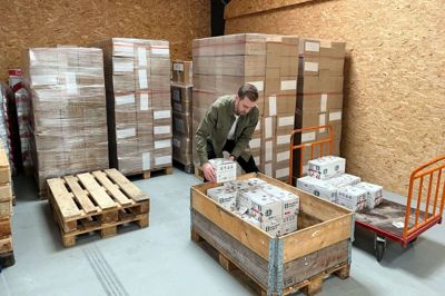 Jeppe Graversen, stifter af Sky-Work, er allerede i gang med at pakke de første varer med nødhjælp til Ukraine. Foto: Sky-Work
