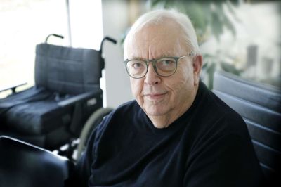 Klaus Zartov var på »safari« på Nordre kirkegård den anden dag, fortæller han. - Jeg gik i hvert fald halvanden kilometer med støtte fra en rollator for ikke at falde. Men hvor længe holder det? spørger han, efter at han har fået det, han selv betegner som mirakel-medicin. Foto: Henrik Ole Jensen