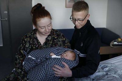 Lille Laurits Huko kom til verden i den sidste fødsel på fødeafdelingen i Herning. Både han og hans nybagte forældre, Emilie Rejkjær og Simon Hygild, har det godt. Foto: Henrik Ole Jensen
