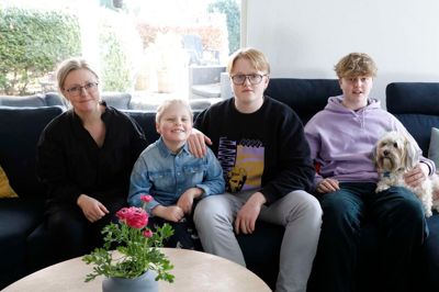 Sylvester Bak Bytofte (nummer to fra venstre) ligner en ganske almindelig dreng på ni år. I virkeligheden har han en sjælden sygdom, som giver ham utallige epileptiske anfald, der truer ham på livet. Foto: Henrik Ole Jensen