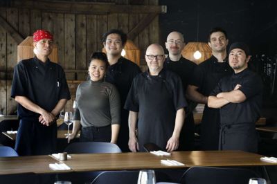 Dak Wichangoen omgivet af kokkene fra Yutaka Spisehus i Fonnesbechsgade. De står i aften bag et gourmet-arramgement med 10 serveringer, der er inspireret af hendes tid som køkkenchef på Michelin-restauranten Kiin Kiin i København. Foto: Henrik Ole Jensen