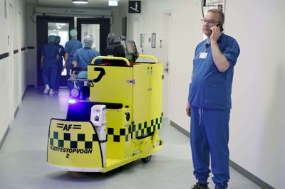 Hjertestopvognen, som henleder tankerne på en ambulance i en miniudgave, kan køre op til 14 kilometer i timen. Foto: Henrik Ole Jensen