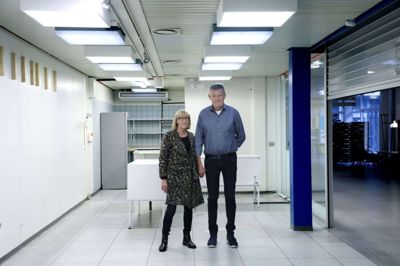 Ægteparret og forpagterne af sygehuskiosken på sygehuset i Herning er netop vendt hjem fra 14 dages ferie, da Folkebladet fanger dem til et interview om lukningen af den kiosk og café, som de har drevet i over 22 år. - For første gang i 22 år har vi holdt 14 dages sammenhængende ferie, siger Lisbeth Skou. Foto: Henrik Ole Jensen