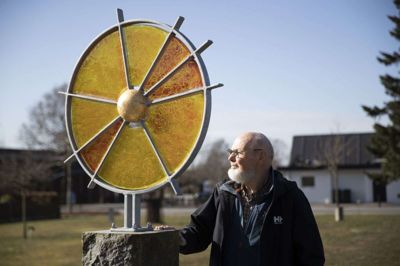 Solen er det naturlige udgangspunkt for Planetstien. Den blev skabt af Susanne Aaes og er placeret centralt i Bording. Solen var en gave fra vandværket, og året efter kom alle planeterne til. Initiativtager Sven Odgaard har her fundet en plads i solen. F Foto: Malene Tswai