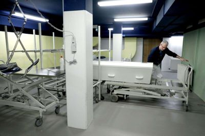 Serviceleder Preben Jørgensen har i 28 år taget sig af de døde på sygehuset i Herning. Arbejdet kræver en særlig omhyggelighed og evne til at forholde sig professionelt til døden, da opgaverne indebærer alt fra udtagning af pacemakere til fremvisning af afdøde for pårørende. Kapellet i Overgade modtager i denne weekend sine sidste døde, inden også den del af sygehuset flyttes til Gødstrup. Foto: Henrik Ole Jensen
