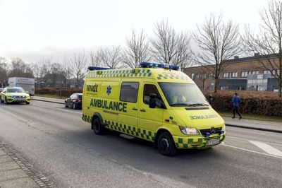 Efter at have flyttet en patient hvert femte minut siden klokken 7 søndag morgen kunne denne ambulance klokken 9.46 som den sidste sætte kurs mod Gødstrup. Tre patienter var indlagt på intensiv, og de blev kørt med blå blink og politieskorte fra Herning til Gødstrup. Foto: Region MIdtjylland