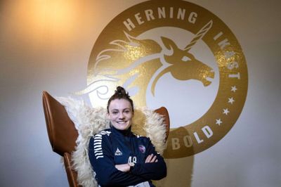 28-årige Sonja Frey er født og opvokset i Østrigs hovedstad, Wien. På 10. år lever hun som professionel håndboldspiller - og siden 2021 hos Herning-Ikast Håndbold, hvor hun også har taget det danske sprog og den danske kultur til sig. Foto: Tom Laursen