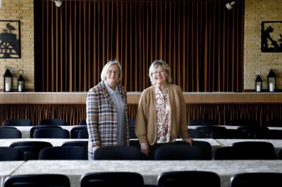 Samlinghuset har lagt gildesal til mange runde fødselsdage. Lørdag 2. april fejrer husets selv 50 år, og det sker med et åbent hus. Her er det formand Jette Ørbæk Møller (t.v.) og sekretær Eva Gram. Formanden har selv holdt sin bryllupsfest tilbage i 1986 i huset og har siddet i bestyrelsen i otte år. Eva Gram flyttede med sin mand fra Kibæk og ud til en gård ved Karstoft i 2012 og kom med i bestyrelsen for seks år siden. foto: Henrik Ole Jensen