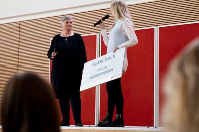 Elevrådsformand Julie Bang Nikolajsen kunne onsdag overrække en donation fra skolens elever til Blå Kors Varmestue i Herning. Foto: PR-foto