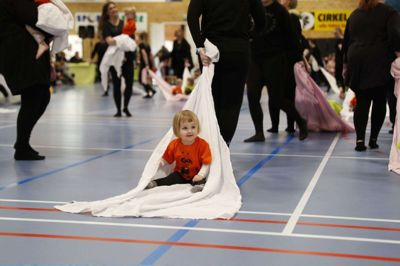 Efter et par års coronapause holdt Brande Gymnastik og Ungdomsforening lørdag sin forårsopvisning. Selvom man var en del af holdet »Lille Fræs«, var det et hit at blive »slæbt« ind på gulvet af mor eller far. I alt var omkring 350 af foreningens medlemmer på gulvet denne dag, og derudover var fire gæstehold også med til at vise deres kunnen. Foto: Malene Tswai