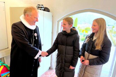 Biskop Henrik Stubkjær tog imod søndagens kirkegængere i våbenhuset i Assing Kirke. Her hilser han på de vordende konfirmander Linne Mastrup Nielsen og Naya Gaarden Josefsen (t.h.). Foto: Henrik LInd JØrgensen