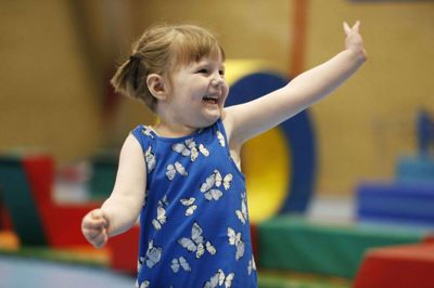 De mindste kan måske ikke huske det, eller de har ligefrem ikke prøvet det før. Men gymnastikopvisningen giver glæde. Foto: Malene TSWAI