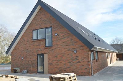 Klubhuset er blevet forlænget med en tilbygning, der huser både omklædningsfaciliteter samt en førstesal, der kan bruges, når medlemmerne skal hygge sig. Foto: Privatfoto