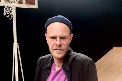 Manuskriptet til Team Teatrets nye forestilling »Jeg er mig« er skrevet af dramatiker Rasmus Krone Andersen i tæt samarbejde med instruktør Caroline McSweeney og de medvirkende. Foto: Team Teatret