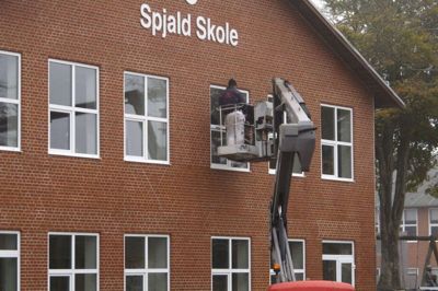 De skal sættes solafskærmning op på de sydvendte vinduer ved Spjald Skole, hvis det står til Arbejdstilsynet. Foto: ole Skydt